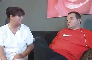 XXX دختری در سگ جسورانه آلت تناسلی را در دهانش سکی کوس می گیرد