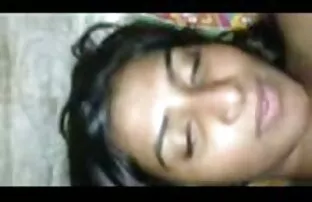 XXX فتیش کارلا در شن و ماسه پنهان شده و پاهای خود را سکس از کس می کند