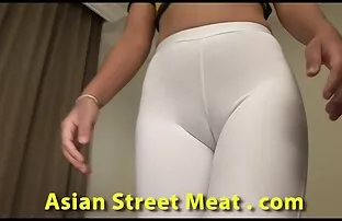 XXX دوست دخترش خاطرنشان می کند که پسرش در کانال سوپر کس هنگام ماساژ پاهای خود تحریک می شود