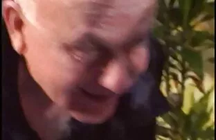 XXX گونه شاه کوس سکس های جوان پرشور در پیشخوان می خندیدند