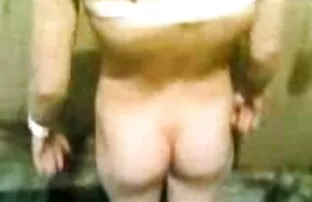 XXX یک روسپی شلوغ در جوراب ساق بلند تسلیم یک غرفه با کس دات تجربه است