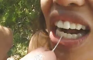 XXX یک مرد زبانی را از یک دختر روی عینک به تصویر می کشد سگسی کوس