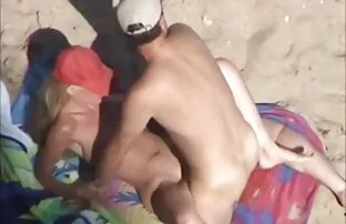 XXX دوست شیرین Fucks Marinka را سکس کس کبیر در یک بالکن