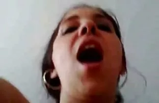 XXX زیبایی به خندق رسیده و آماده فیلم کردن کس و کون کمک برای تسلیم است